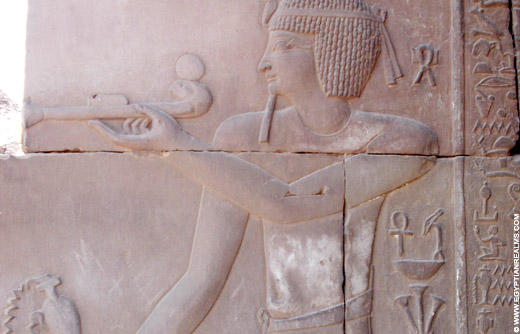 Relief van farao met wierookbrander.