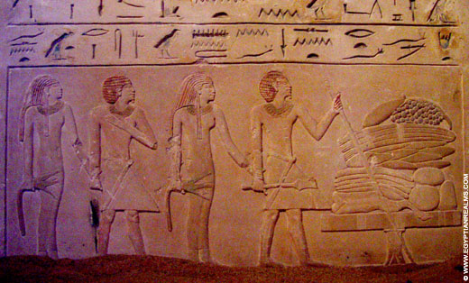 Egyptisch koppel bij de offerstapel.