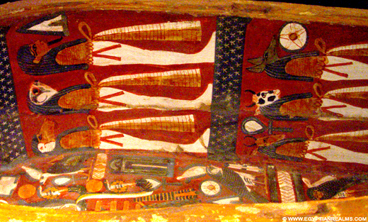 Beschildering in sarcofaagkist.