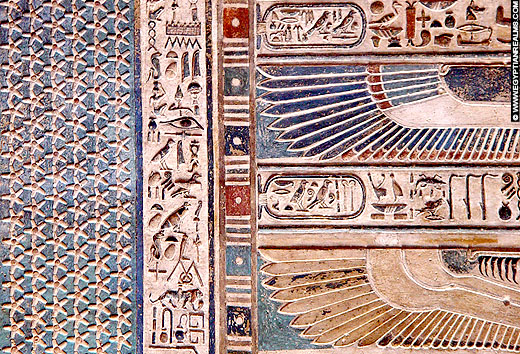 Oud-Egyptisch plafond met sterren en vleugels.