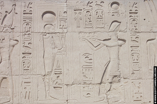 Relief van Khonsu met Ramses II afgebeeld op de Karnak Tempel.