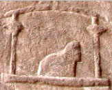 Oud-Egyptisch hieroglief van een podium met stoel.