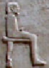 Oud-Egyptisch hieroglief van een heer op een stoel.