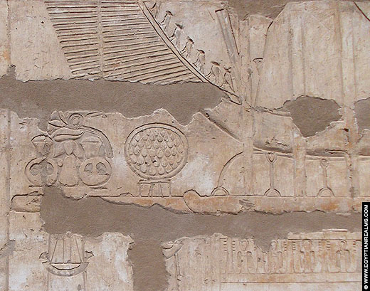 Relief van een Bark op een muur van de Medinet Habu Tempel.