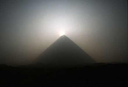 Zon boven de Piramide.