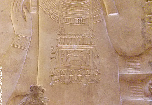 Reliëf van Ptah met pectoraal op de borst.