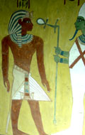 Asar richt met de Staf des Levens de Ankh naar Pharaoh.