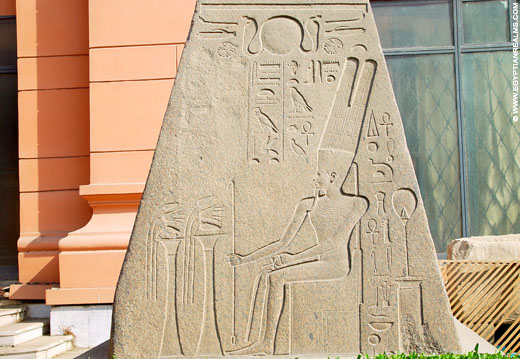 Voorstelling op de top van een obelisk.