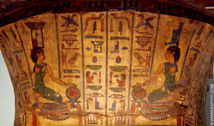 Nebet-Het links en Aset rechts met een Shen ring afgebeeld op de pleisterlaag van een mummie.