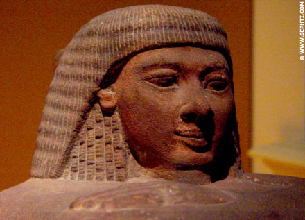 Egyptisch kubus beeld.