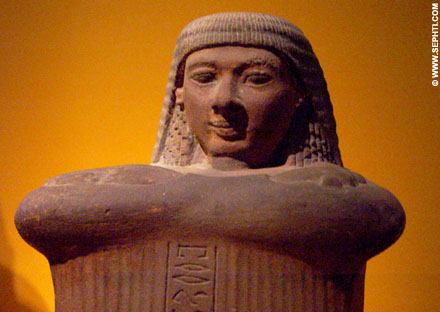 Egyptisch kubus beeld.