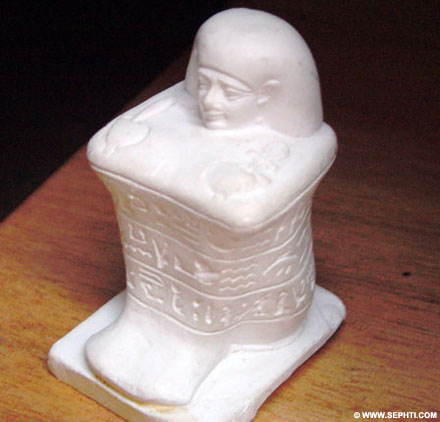 Egyptisch kubus beeldje.