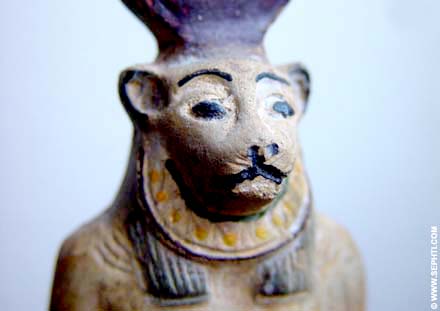 Sculptuur van leeuwin Sakhmet met Zonschijf.