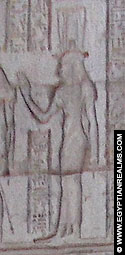 Relief van Isis op de toegangspoort van de Tempel.