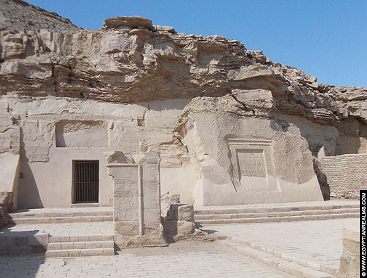 Tempel van Nekhbet te El-Kab gelegen tegen een berg.