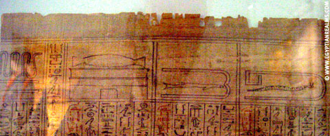 Papyrus met afbeelding van de slang.
