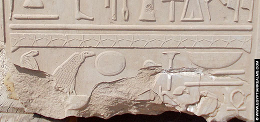 Fragment met hierogliefen bij de Karnak Tempel.