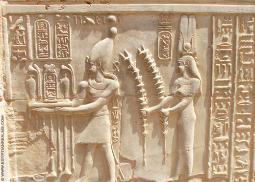 Oud-Egyptisch relief van offers die worden aangeboden.