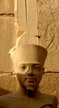 Beeld van Amun in de Tempel van Karnak.