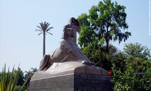 Beeld van Sphinx bij de Zoo in Cairo.