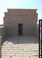Kleine kapel voor de Tempel van Al-Kab.