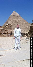 Naast de piramide van Menkaure.