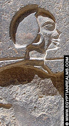 Reliëf van een persoon op een beeld van Ramses II.