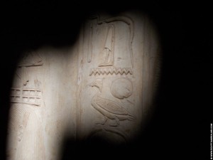 Zonlicht op hierogliefen in Abydos